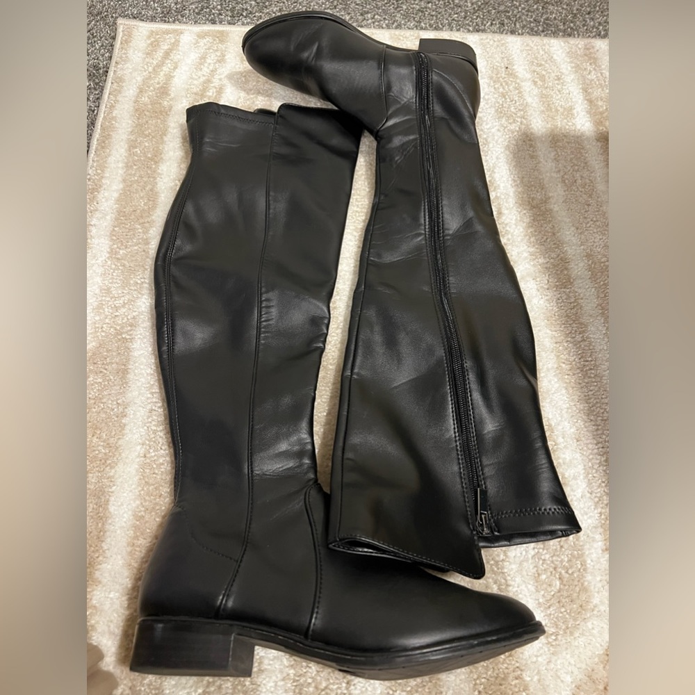 Womens size 7 1/2 black knee high boots